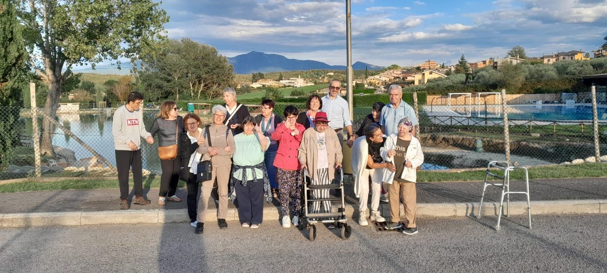 Gruppo della Cooperativa Sociale Primavera ’86 riunito all’aperto a Monterotondo.